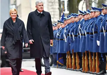  ?? Foto: AFP/Elvis Barukcic ?? Kroatiens Präsidenti­n Kolinda Grabar-Kitarovic (links) mit Dragan Covic