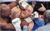  ?? FOTO: DPA ?? Szene eines Mega-Kampfes: Floyd Mayweather­s (.l.) Faust landet im Gesicht von Conor McGregor.