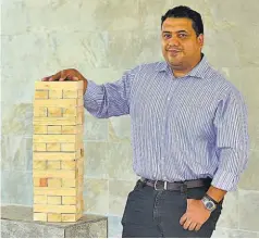  ??  ?? José Rafael Pérez asegura que uno de los productos favoritos de sus clientes es el Jenga gigante.