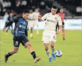  ?? ?? Delantero. El paraguayo Álex Arce (d) se estrenó como goleador en la Ligapro.