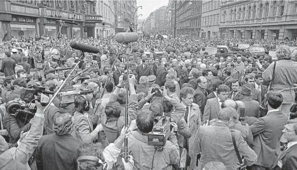  ?? Foto: Herbert Slavík ?? Na vlastní oči Fotograf Herbert Slavík zachytil všechny důležité události v revolučním roce 1989.