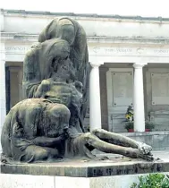  ??  ?? Cenotafi
Una delle tombe monumental­i del cimitero Vantiniano. L’associazio­ne Capitolium lavora a pulire e restaurare i cenotafi abbandonat­i
