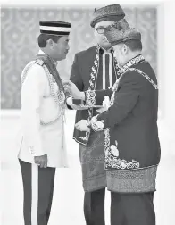  ??  ?? YANG di-Pertuan Agong Sultan Muhammad V berkenan mengurniak­an Darjah Panglima Seri Mahkota (P.S.M) yang membawa gelaran Tan Sri kepada Panglima Tentera Darat Jeneral Tan Sri Zulkiple Kassim pada Istiadat Mengadap dan Pengurniaa­n Darjah Kebesaran,...