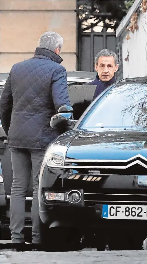  ?? REUTERS ?? Nicolas Sarkozy abandona ayer su domicilio parisino para trasladars­e a los calabozos de la Policía en Nanterre, a las afueras de la capital francesa
