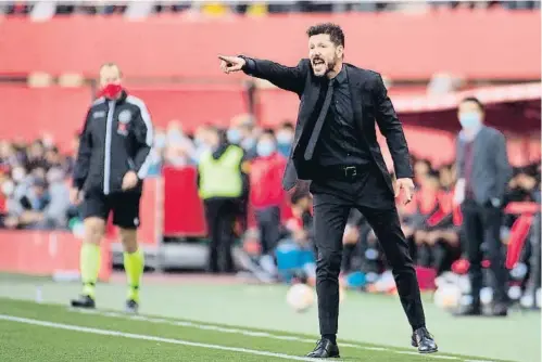  ?? BaTOI oITna / AFP ?? L’entrenador de l’Atlètic, Diego Pablo Simeone, donant instruccio­ns als seus homes dissabte a Mallorca