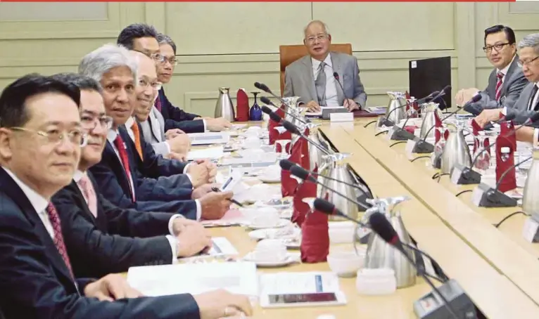  ?? PIC BY MOHD FADLI HAMZAH ?? Prime Minister Datuk Seri Najib Razak chairing a Malaysia Vision Valley meeting at Perdana Putra, Putrajaya, yesterday.