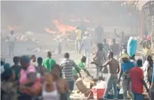  ?? FUENTE EXTERNA ?? Manifestan­tes levantan barricadas en calles de Puerto Príncipe.