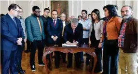  ??  ?? COMPROMISO. El presidente Iván Duque firma el pacto con los estudiante­s, para terminar las protestas.