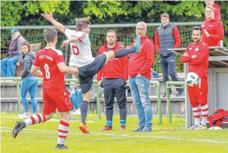  ?? FOTO: ALEXANDER HOTH ?? Das Derby zwischen Tettnang und Kressbronn war heiß umkämpft.