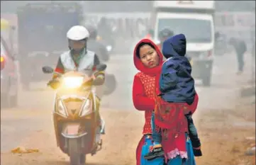  ?? YOGENDRA KUMAR/HT PHOTO ?? ■
Commuters on a foggy morning in Gurugram on Tuesday.