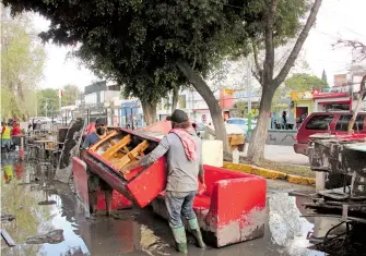  ?? ARCHIVO ERNESTO MUÑOZ ?? Afectados por
el desbordami­ento del río Tula en labores de limpieza