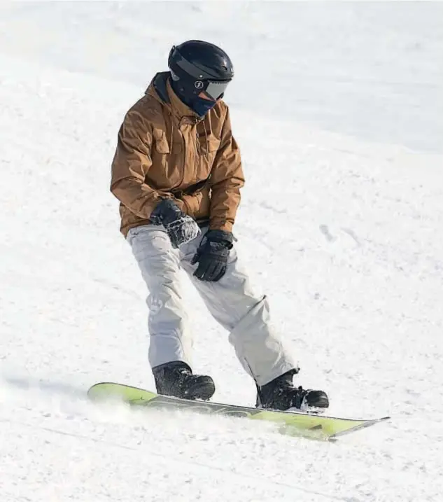  ??  ?? Entre saltos y piruetas en el hielo, el ex tenista tuvo la mala fortuna de sufrir una pequeña lesión en la rodilla el sábado. Mientras que sus amigos se despedían de la nieve, “Pico” debió mantener reposo en el hotel Pire-Hue, donde se alojó esos días.