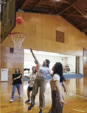  ?? ?? Glampers play basketball in the former school’s gym.