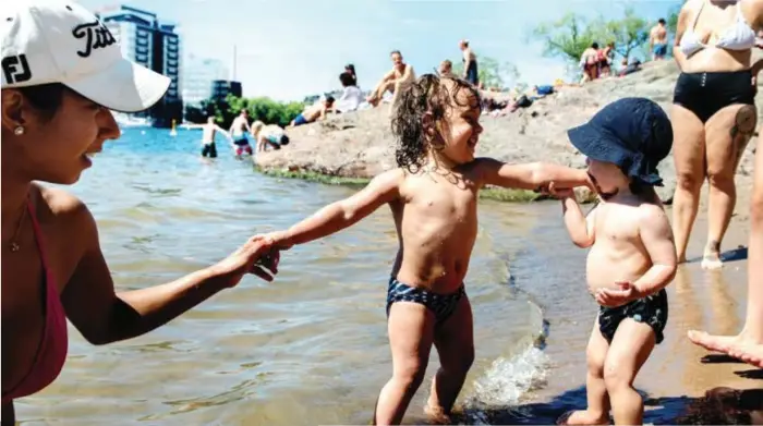  ?? FOTO: MAJA BRAND ?? BAD I STAN. Maggie Georgsson med dottern Elea, 2 år, har en bra baddag i Tanto tillsamman­s med Colin, 1 år, som är här med mamma och Lisa Janberger.