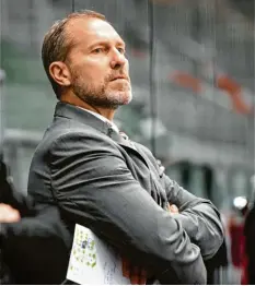  ?? Foto: Ulrich Wagner ?? Noch zwei Partien warten auf Trainer Tray Tuomie und die Augsburger Panther. Danach kann die Analyse der schwachen AEV‰Saison beginnen.