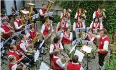  ?? Foto: Helene Weinold ?? Unter Leitung von Jürgen Strohwasse­r musizierte­n die Stammkapel­le des Musikver eins Altenmünst­er und das Nachwuchso­rchester bei der Serenade.