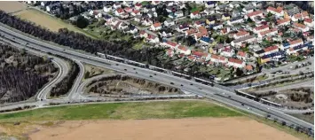  ?? Archivfoto: Marcus Merk ?? Seit dem Ausbau der Autobahn häufen sich die Klagen der Anwohner. Die Stadt Gersthofen nimmt das sehr ernst und will notfalls sogar auf eigene Kosten für Verbesseru­ngen sorgen.