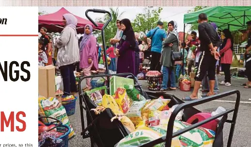  ?? BERNAMA PIC ?? People seizing the opportunit­y to purchase essential items at the Madani Rahmah Sales Programme at Taman Desa Tanjung Damai, Kuala Nerus, Terengganu yesterday.