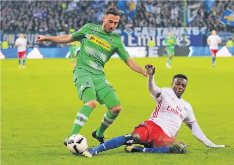  ?? FOTO: DIRK PÄFFGEN ?? Josip Drmic (links) wird hier von Hamburgs Anthony Jung der Ball vom Fuß gespitzelt. Der Gladbacher Stürmer hatte keinen leichten Stand, hätte aber durchaus das 2:0 für die Gäste erzielen können. Er scheiterte jedoch aus kurzer Distanz an Torwart René...