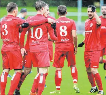  ?? FOTO: JOSEF KOPF ?? Ihre Lieblingsb­eschäftigu­ng: Wangener Fußballer bejubeln einen Treffer gegen Calcio.