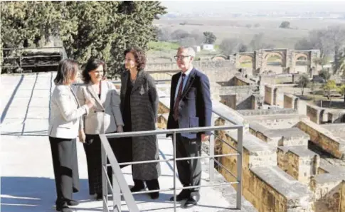  ?? VALERIO MERINO ?? Carmen Calvo y Audrey Azoulay, entre la alcaldesa de Córdoba y el ministro de Cultura