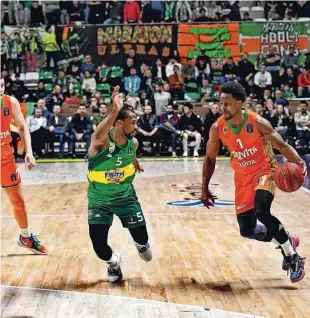  ?? Foto Cedevita Olimpija ?? Yogi Ferrell (z žogo) je dosegel 23 točk, a to ni bilo dovolj za presenečen­je v Turčiji.