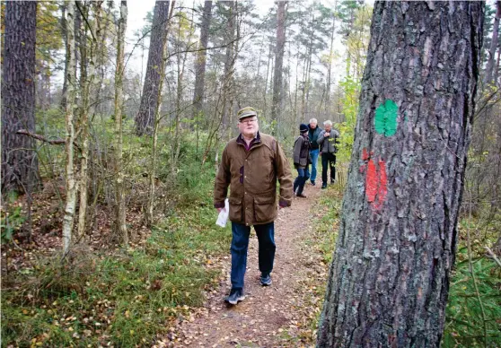  ?? Bild: JONATAN GERNES ?? SKYDDAD SKOG. ”Jag har velat byta mark med kommunen, men de vill inte lyssna”, säger Svarvaresk­ogens ägare Karl-gustaf Axell.