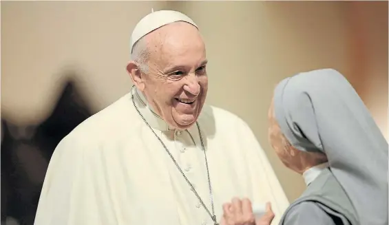  ?? AP ?? Problemas. El Papa Francisco habla con una monja durante un reciente encuentro religioso en la catedral de Rabat, capital de Marruecos.