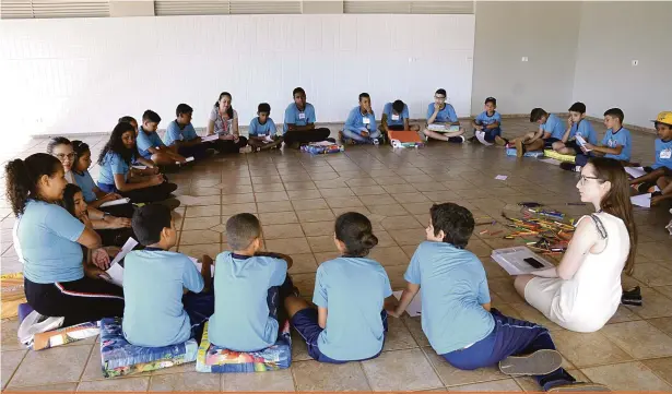  ?? Fotos: Saulo Ohara ?? Alunos da Escola Municipal Tereza Canhadas Bertan reunidos na Chácara Graciosa: contação de histórias criadas por eles mesmos a partir de livros e personagen­s conhecidos