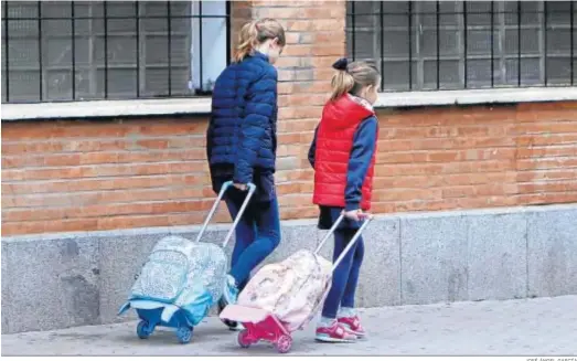  ?? JOSÉ ÁNGEL GARCÍA ?? Dos niñas, camino del colegio en Sevilla el pasado 11 de marzo.