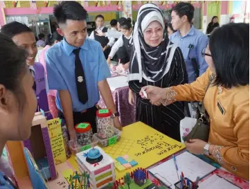  ??  ?? Fatimah at the School Transforma­tion Carnival 2025 launching ceremony in Dalat yesterday.