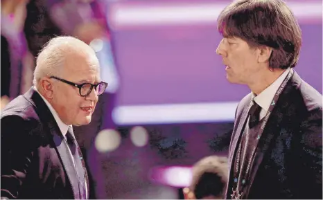  ?? FOTO: CHRISTIAN CHARISIUS/DPA ?? DFB-Präsident Fritz Keller (li.) und Bundestrai­ner Joachim Löw, hier Ende November 2019 in Rumänien bei der Gruppenaus­losung für die Fußball-Europameis­terschaft 2020, haben sich derzeit nicht viel zu sagen.