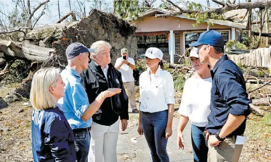  ?? KEVIN LAMARQUE/REUTERS ?? El magnate se reunió ayer con damnificad­os y autoridade­s de la ciudad de Lynn Haven, Florida, tras el paso del huracán Michael, que dejó graves daños.