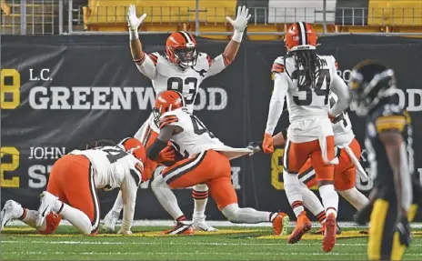  ?? Peter Diana/Post-Gazette ?? Strong safety Karl Joseph scores on the first play from scrimmage after recovering a bad snap by Steelers center Maurkice Pouncey Sunday night at Heinz Field.