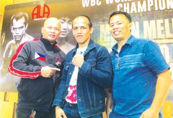  ??  ?? ALA Boxing Gym standout Milan 'El Metodico' Melindo pose together with his trainers Edito and Edmund Villamor during a pressconfe­rence yesterday at the Summit Circle Cebu Hotel.