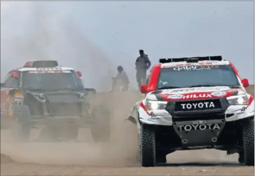  ??  ?? LUCHA. Al Attiyah fue cuarto en la etapa pero marcha líder de la general de coches, Peterhanse­l fue el vencedor de la jornada.