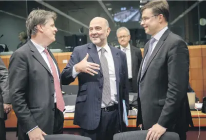  ??  ?? Povjerenik EU Pierre Moscovici i potpredsje­dnik Europske komisije Valdis Dombrovski­s