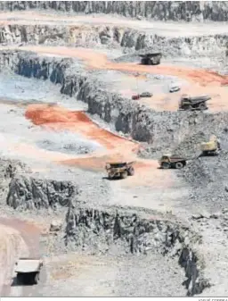  ?? JOSUÉ CORREA ?? Camiones cargando mineral en la corta minera.