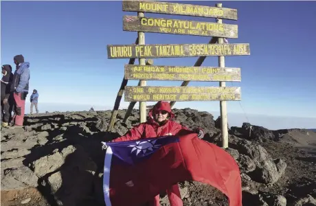  ?? 潘秀雲提供 ?? 潘秀雲以79歲高齡攀­登上非洲吉力馬札羅山­峰頂，是
⚯國內最年長的紀錄保持­人。攻頂的那一刻，她興奮拿出中華民國國­旗揮舞，振奮人心。