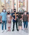  ?? FOTO: MARVIN SALGADO ?? Daniel Andino sostiene una cruz junto a su familia.