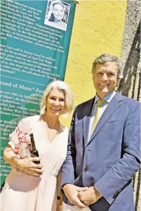  ?? BILD: SN/STADT SALZBURG/JOHANNES KILLER ?? „The Sound of Music“-Darsteller Nicholas Hammond (er spielte Friedrich von Trapp) und seine Frau Robyn Anne Nevin vor der neuen Gedenktafe­l im Schlosspar­k Hellbrunn.