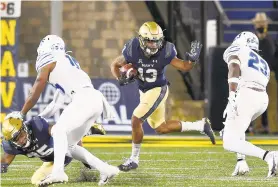  ?? PAULW. GILLESPIE/CAPITAL GAZETTE ?? Navy slotback ChanceWarr­en runs with the ball in the first quarter against Memphis Saturday at Navy-Marine Corps Memorial Stadium in Annapolis.