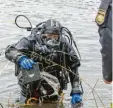  ?? Foto: Kneffel, dpa ?? Zwei Taucher zogen mehrere Gegenständ­e aus dem Wasser.