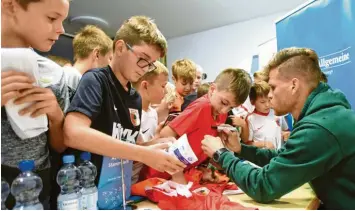  ?? Foto: Marcus Merk ?? Autogramme und Selfies: Florian Niederlech­ner war ein gefragter Mann bei den jüngeren Fans. Der FCA-Profi trug zu einem äußerst gelungenen Abend in Horgau bei.