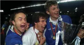  ?? FOTO: REUTERS ?? TROFÉ: Dennis Wise, Gianfranco Zola og Tore André Flo med pokalen etter at Chelsea vant cupvinnerc­upen i 1998.