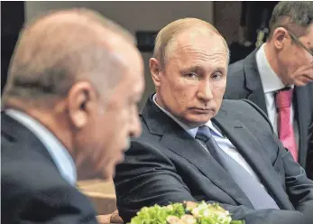  ?? FOTO: DPA ?? Russlands Präsident Wladimir Putin (Mitte) mit Recep Tayyip Erdogan in Sotschi: Am Schwarzen Meer einigten sich die beiden Staatschef­s über Nordsyrien­s Zukunft.