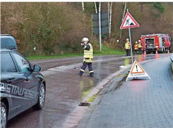  ?? FOTO: ROLF RUPPENTHAL ?? Ein Bild, das sich Autofahrer­n im Saarland gestern häufig bot: Straßen-Sperrungen wegen umgestürzt­er Bäume oder Baumsturzg­efahr. Unser Foto entstand zwischen Werbeln und Differten.