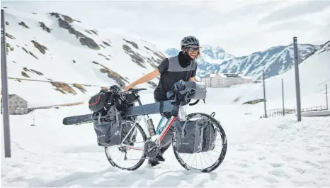  ?? FOTO: PRIVAT ?? Wer sein Fahrrad liebt, der ...: Zeitweise musste Jochen Mesle bei seiner Tour nach Nizza das Fahrrad sogar auf dem Rücken tragen.