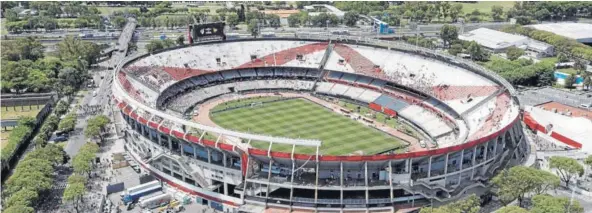  ??  ?? ► Una imagen panorámica del estadio Monumental de River Plate, captada el domingo, antes de la suspensión de la final copera.