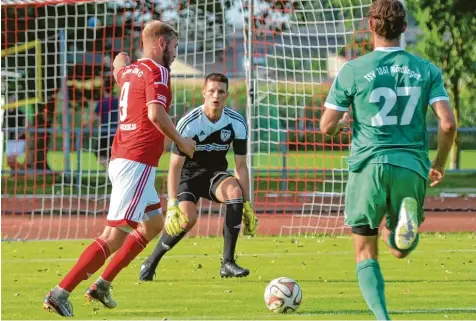  ?? Foto: Kleist ?? Bei dem Hinspiel gegen Nördlingen – Andreas Rucht (links) setzt auf dem Bild zum Schuss an – fiel in Mering kein Tor. Diesmal will der MSV gewinnen.